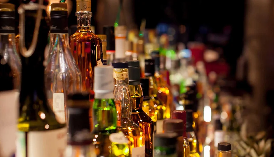 शराब प्रेमियों की खरीदारी से भरा दिल्ली सरकार का खजाना, 12 फीसदी बढ़ा राजस्व