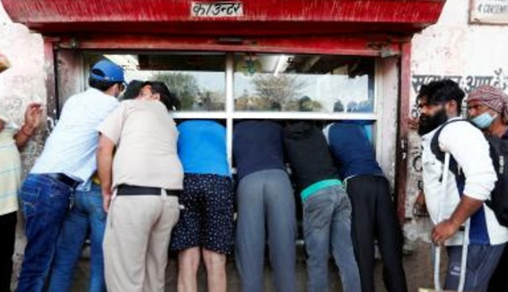 corona,lockdown,long queue outside liquor shop,police resorts lathicharge in delhi,coronavirus,news,news in hindi