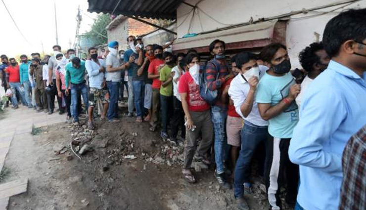  70% टैक्स के बावजूद दिल्ली में शराब दुकानों के सामने लगी लंबी लाइनें