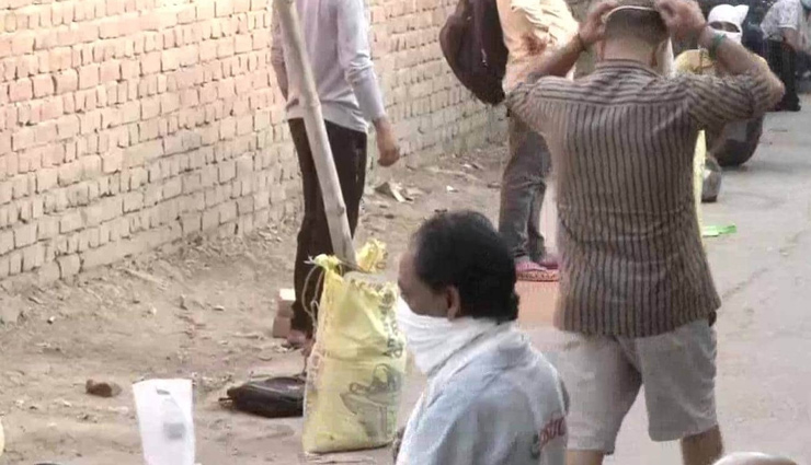 lockdown,coronavirus,delhi,liquor shops,helmets,bottles,line for wine,corona death in india,news,news in hindi