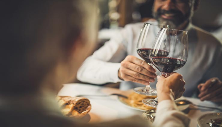 कपड़ों पर लगे शराब के दाग ना खोल दे आपके राज, इन टिप्स की मदद से हटाए इन्हें