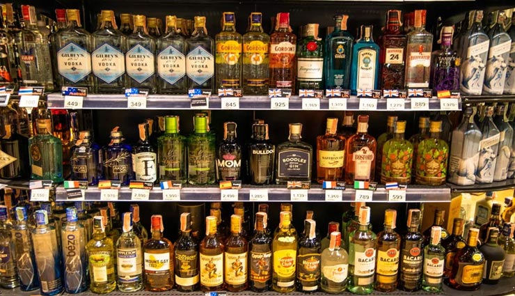 राजस्थान : लोगों के रोजगार बंद लेकिन शराब की दुकानों से खुली रहेगी सरकार की कमाई