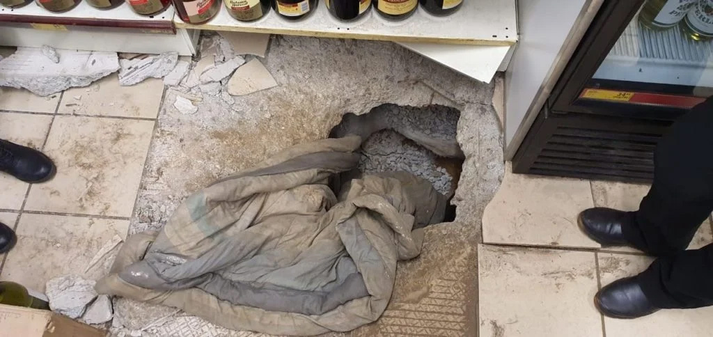 लॉकडाउन की वजह से नहीं मिली शराब तो सुरंग बनाकर दुकान में की चोरी, लगाया 13 लाख का चूना south africa thieves liquor store tunnel,south africa coronavirus lockdown,south africa coronavirus,coronavirus