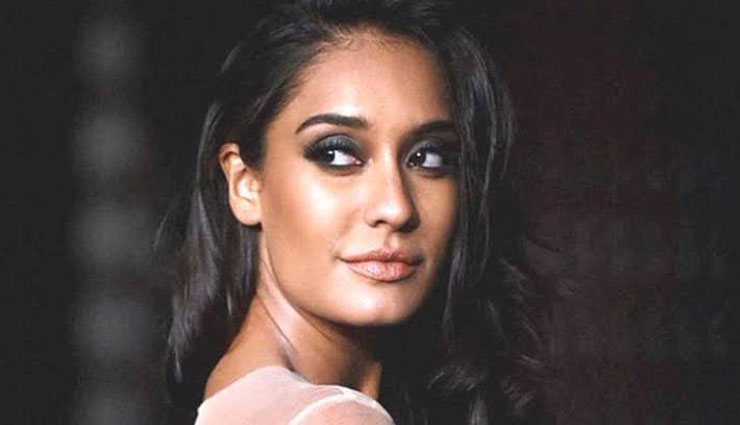PICS- Lisa Haydon flaunts baby bump in skimpy black bikini