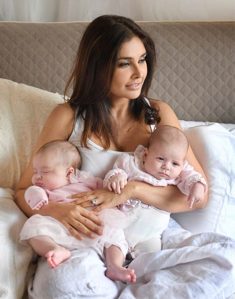 46 साल की उम्र में सोरोगेसी से जुड़वा बेटियों की मां बनीं लीज़ा रे, कैंसर से जीत चुकी हैं जंग bollywood,lisa ray,surrogacy,surrogacy mother