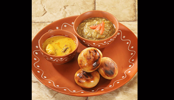 famous street food in india,street food in india,most famous street food in india,litti chokha,aloo tikki,vada pao,akki rotti,mirchi bajji