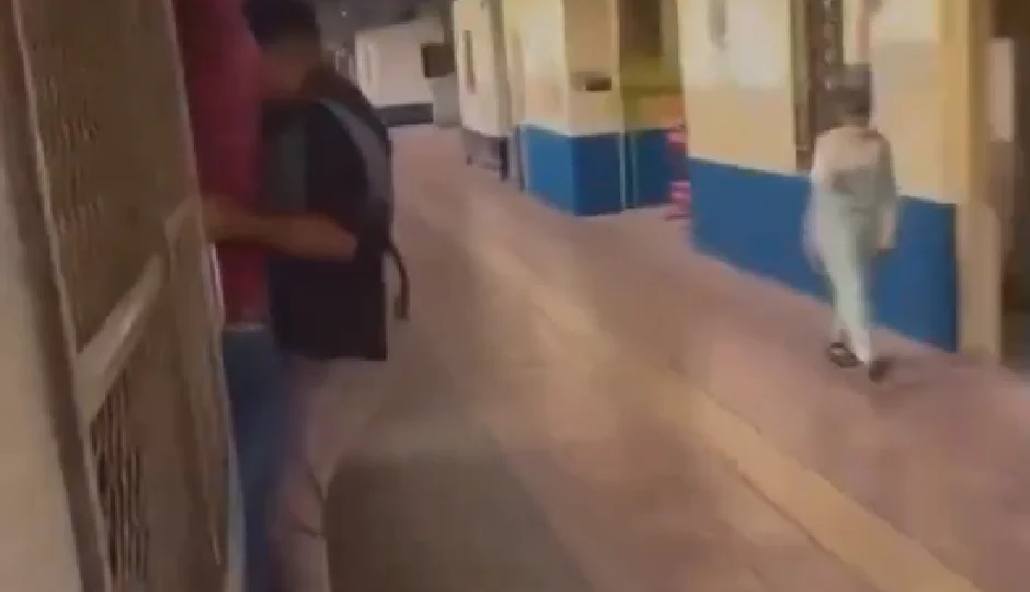 मुंबई लोकल का वीडियो जिसने सबके होश उड़ा दिए, देख कर रह जाएंगे दंग