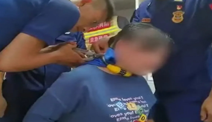 बच्चे की शैतानी से मां को होना पड़ा परेशान, गले में साइकिल का लॉक लगाकर भूला कोड, पहुंची पुलिस 