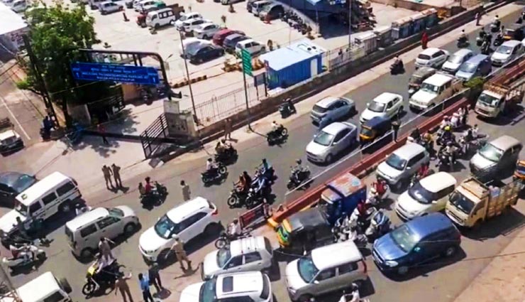 उदयपुर : लॉकडाउन की धज्जियां उड़ाने वाल नजारा, बैंक तिराहे पर लगा 1 किलोमीटर लंबा जाम
