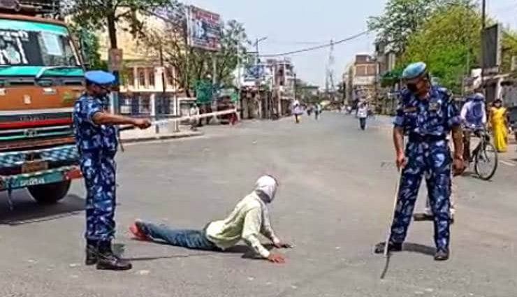 लॉकडाउन में सजा / नियम तोड़ने वालों को पुलिस ने बनाया 'मगरमच्छ', तपती सड़क पर लेटकर 'तैरने' को कहा coronavirus,lockdon,bihar,lockdown break,weird news