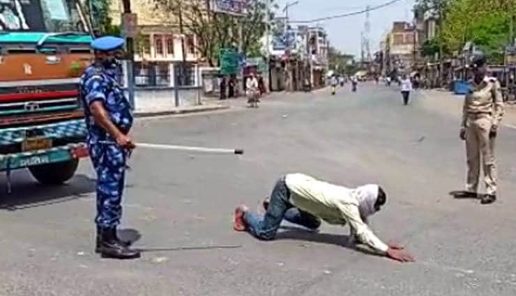 लॉकडाउन में सजा / नियम तोड़ने वालों को पुलिस ने बनाया 'मगरमच्छ', तपती सड़क पर लेटकर 'तैरने' को कहा coronavirus,lockdon,bihar,lockdown break,weird news