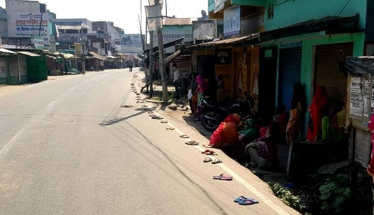 लॉकडाउन का लोगों ने उड़ाया मजाक, चप्पलों को घेरे में रखा, खुद करने लगे ये काम
