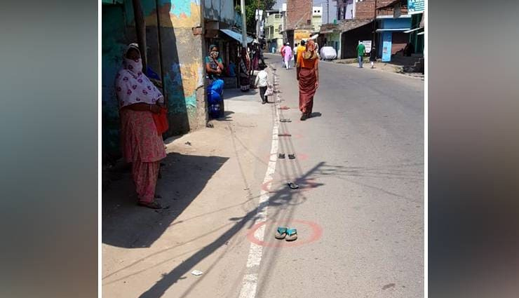 लॉकडाउन का लोगों ने उड़ाया मजाक, चप्पलों को घेरे में रखा, खुद करने लगे ये काम social distancing,slippers,500 rupees,jan dhan account,pilibhit,up,coronavirus,coronavirus lockdown,news,news in hindi