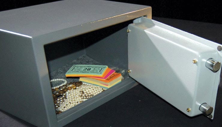 vastu tips in hindi,vault related mistakes,reason of pauper