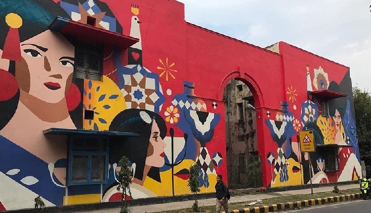 colorful streets in india,vibrant streets india,best streets for street art india,old city udaipur murals,fontainhas goa pastel houses,lodhi art district delhi murals,bandra mumbai graffiti,malleshwaram bangalore street art,arpora night market goa,bapu bazaar jaipur shopping