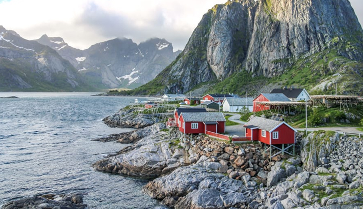 hot tourist spot,norway tourist spot,trolltunga,lofoten islands,preikestolen,alesund,jotunheimen national park,bergen,geirangerfjord,stetind,oslo,runde island,travel,holidays,travel guide,travel tips