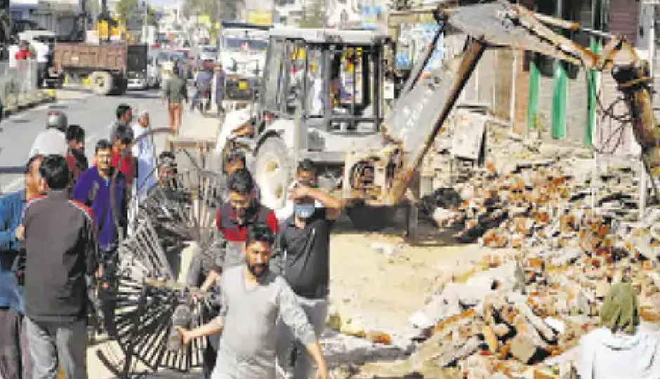 डंपर हादसे के 3 महीने बाद जेडीए की बड़ी कार्रवाई, लोहा मंडी रोड पर 3 किमी तक अतिक्रमण हटाया
