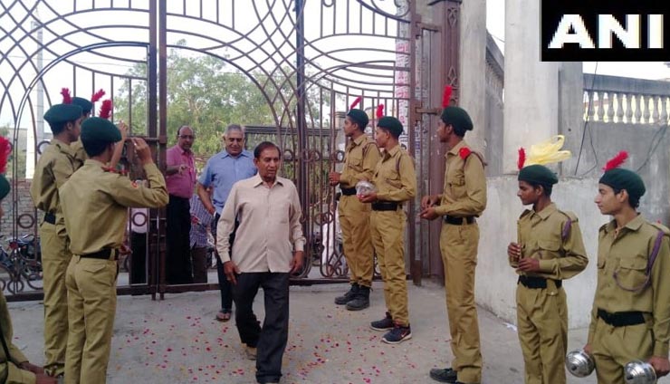 लोकसभा चुनाव 2019: यहां फूलों की बौछार और ढोल बजाकर हो रहा मतदाताओं का स्वागत, देखे वीडियो