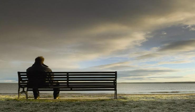 अक्सर सताने लगती है घर की याद, इस तरह निकलें अकेलेपन से बाहर