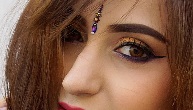 bindi design according to face,bindi style for oval face,bindi for big forehead,vertical bindi design,v shape face bindi design,bindi design on face,bindi for round face,beauty tips in hindi