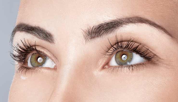 इन 4 तरीकों से बनाए अपनी पलकों को घना व लंबा