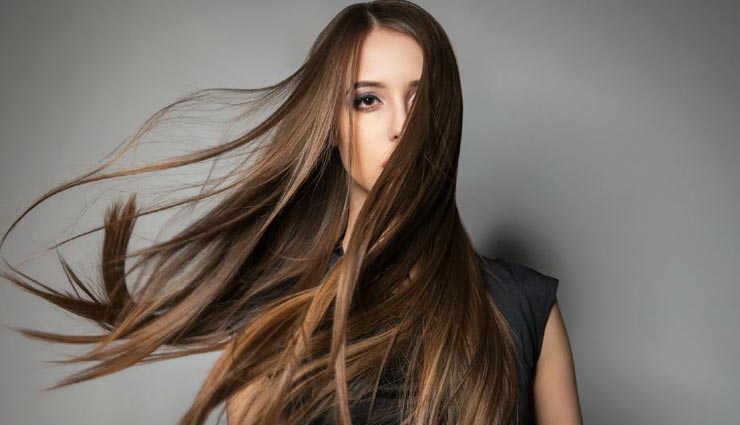 तेजी से लंबे करना चाहते हैं अपने बाल, तेल में मिलाकर लगाएं ये चीजें