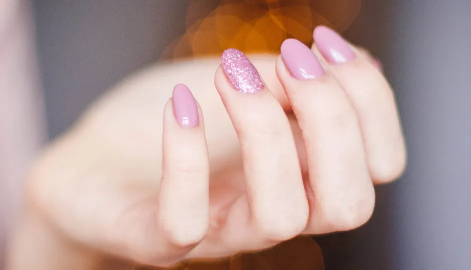 फैशन का क्रेज कहीं सेहत पर न पड़ जाए भारी! लंबे नाखून रखने से पहले जान लें ये 4 कड़वी हकीकत