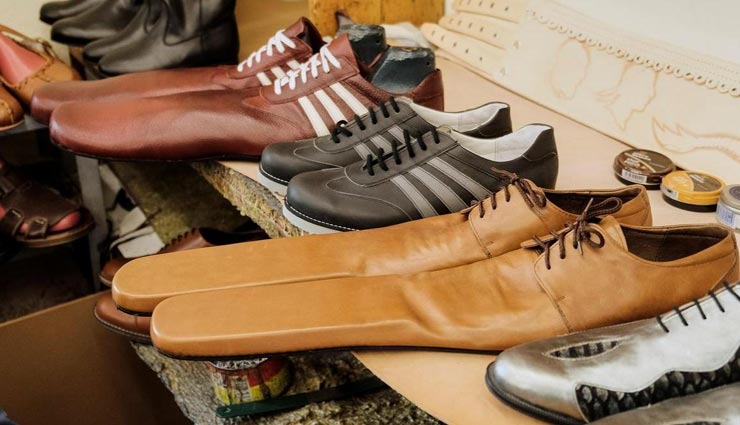 क्या सच में इन जूतों से पास नहीं आएगा कोरोना? जानें कैसे weird news,weird idea,long nosed shoes,social distance,coronavirus