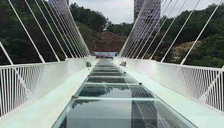 विश्व का सबसे बड़ा ग्लास ब्रिज Glass Bridge, मजबूत दिल वाले ही जा पाते है यहाँ
