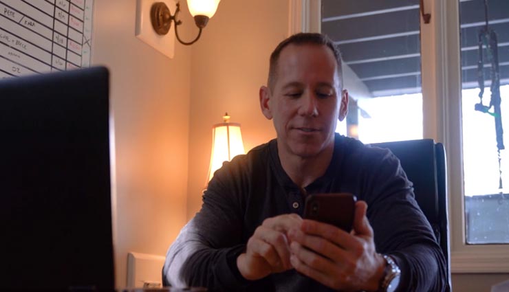 इस बिजनेसमैन के लिए गर्लफ्रेंड ढूंढने पर मिलेगा 18 लाख रुपये का इनाम weird news,weird businessman,businessman seeking girlfriend,18 lakh rupees reward