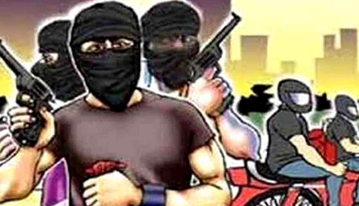 उत्तरप्रदेश : बाइक सवार बेखौफ बदमाशों ने दिनदहाड़े लूटे 7.40 लाख रुपये, मचा हड़कंप