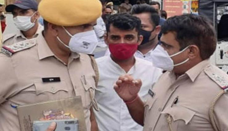 भीलवाड़ा : कार का शीशा तोड़कर दिनदहाड़े हुई 14 लाख की लूट, बैंक में रुपए जमा करवाने जा रहे थे कर्मचारी