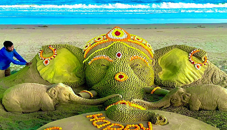 शख्स की अनोखी कला ने सभी को किया मंत्रमुग्ध, रेत के लड्डू से बना डाली भगवान गणेश की प्रतिमा