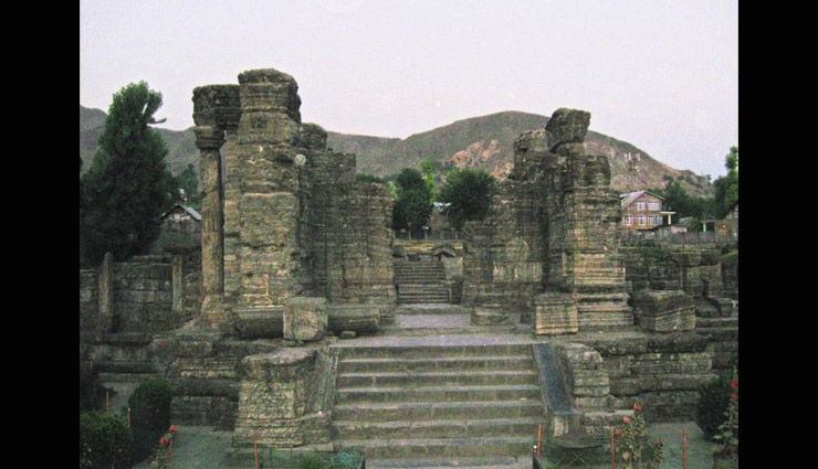 the kheer bhawani temple,the shankaracharya temple,the lord surya or martand temple,lord shiva & lord vishnu at awantipur,sharika devi temple,temples in kashmir,kashmir