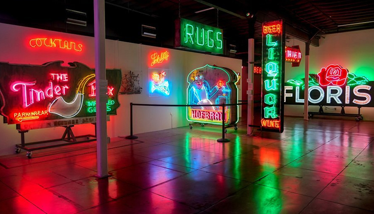 los angeles,places to visit in los angeles at night,griffith park hike,universal citywalk,neon cruise at the museum of neon art,a gastronomic delight!