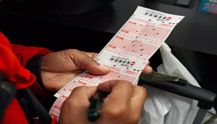 जिद्द के आगे किस्मत ने टेके घुटने, 30 साल से एक ही नंबर पर लॉटरी खेल रहा शख्स बना अरबपति