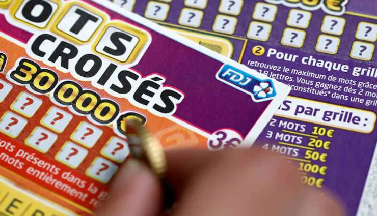 अखबार के साथ खरीदा लॉटरी का टिकट और बन बैठा 20 करोड़ रुपये का मालिक!