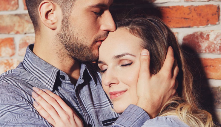 6 Ways To Create Sexual Tension With a Guy so He Will Make a Move