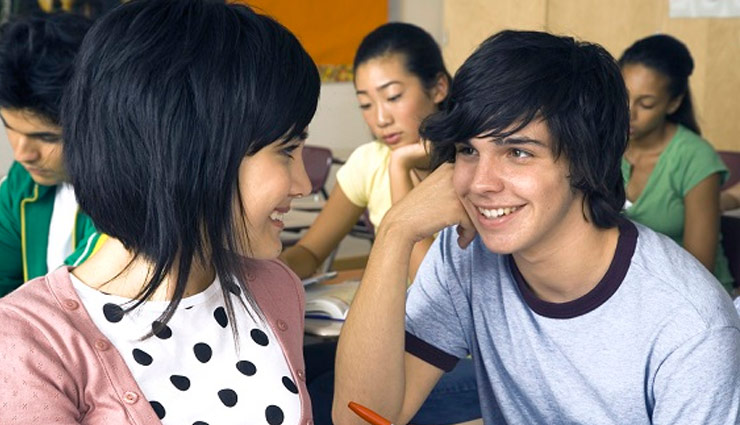 लड़कियों की सूरत के अलावा इन अदाओं पर भी लड़के छिड़कते है जान