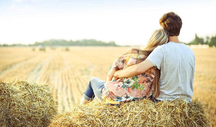 6 Major Signs Your Best Friend is in Love With You