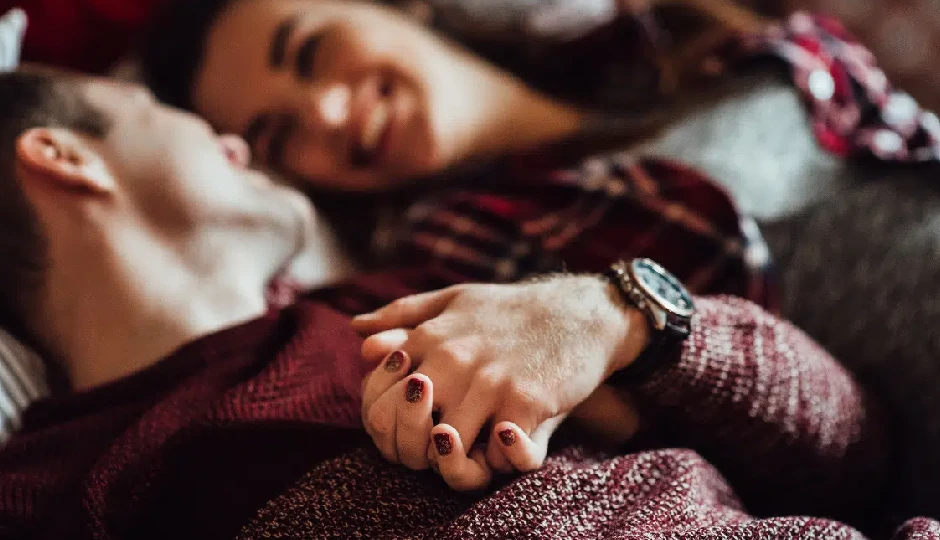 कहीं आप ‘लव बॉम्बिंग’ के शिकार तो नहीं? जल्द पहचानें वरना पछताना पड़ेगा