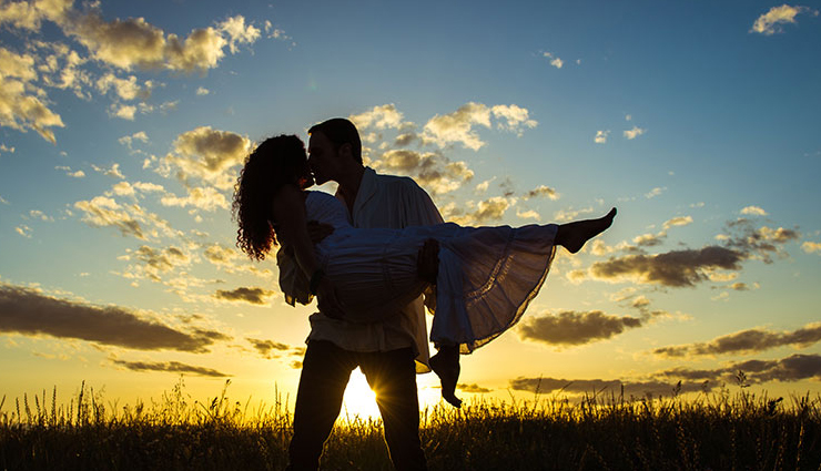 signs someone loves you,couple tips,relationship tips