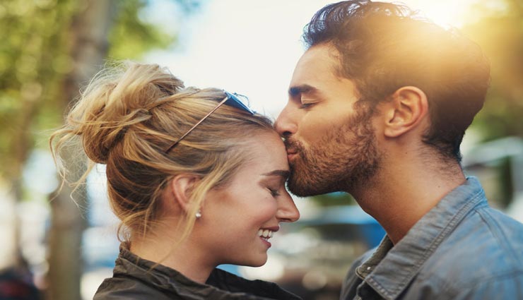इन 5 तरीकों से अपने पार्टनर को फील कराएं स्पेशल, होगा आपके प्यार का अहसास