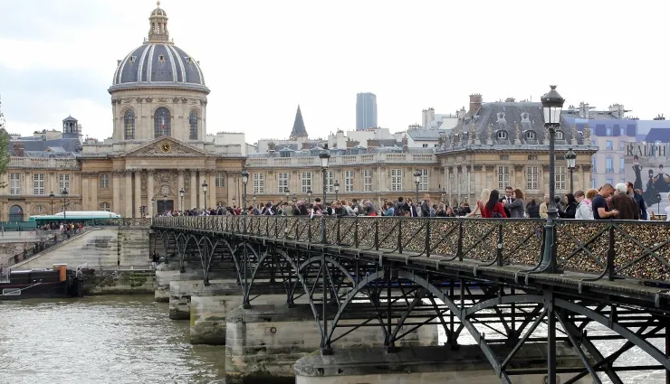 love lock destinations to visit around the world,love lock destinations,pont des arts bridge,paris,hohenzollern bridge,germany,mt huangshan,china,most ljubavi,serbia,brooklyn bridge,new york