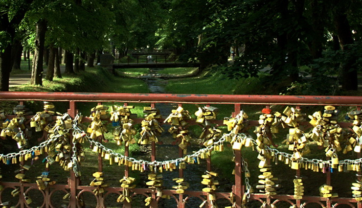 love lock destinations to visit around the world,love lock destinations,pont des arts bridge,paris,hohenzollern bridge,germany,mt huangshan,china,most ljubavi,serbia,brooklyn bridge,new york