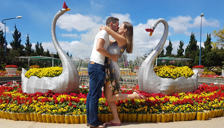 Valentines Day 2022 : इन 6 जगहों पर करें अपने प्यार का इजहार, चारों तरफ है रंगबिरंगे फूल