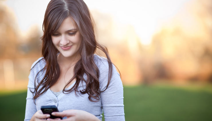 आखिर क्यों हर पत्नी करतीं हैं अपने पति का फ़ोन चेक, जानें कारण reasons behind wife checking husband phone,why a wife checks her husband phone,wife checking husband phone,mates and me,relationship tips