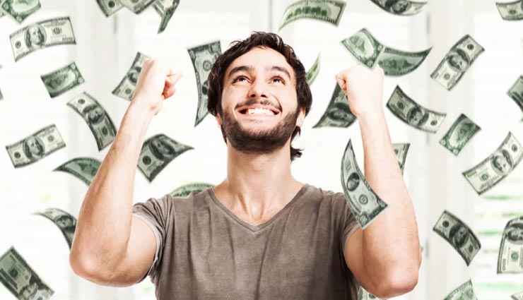 पैसों के पीछे भागते हैं इन 4 राशि के लोग, भौतिक चकाचौंध ही सबकुछ 