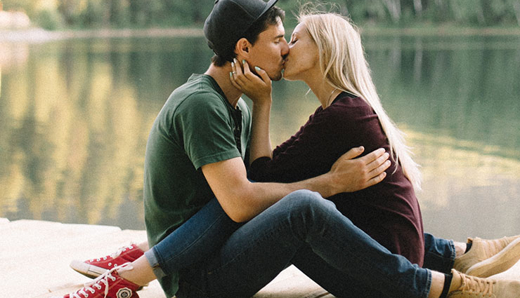 How to turn a guy on when kissing