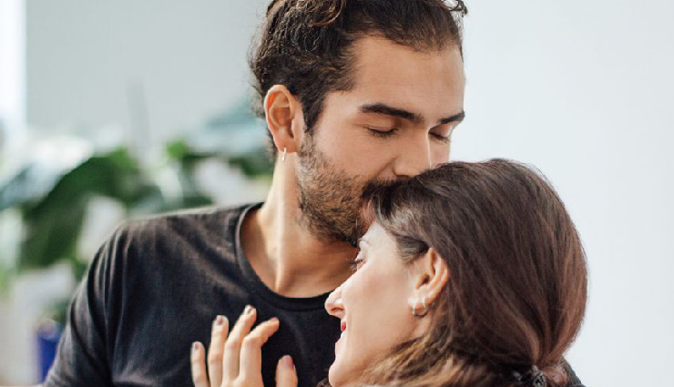 signs he loves you,how to know if he loves you,signs a guy loves you,does he love me,signs of love,love behavior,relationship signs,genuine love signs,signs he’s in love with you,romantic gestures